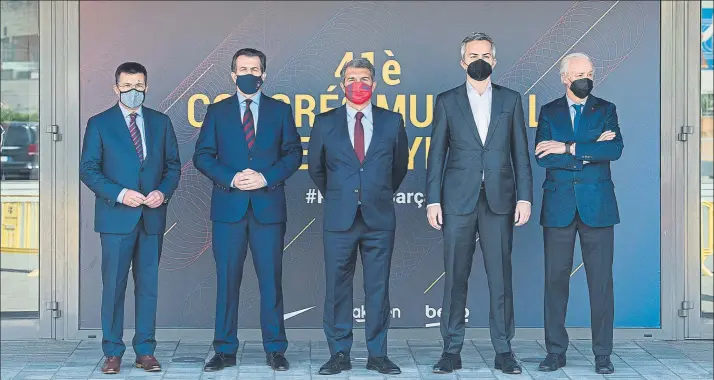  ?? FOTO: PERE PUNTÍ ?? Los tres candidatos, junto a Antoni Guil y Carlos Tusquets El celebrado en el Auditori 1899 fue el primer debate electoral con presencia de los tres candidatos. Esta semana se celebrarán dos más antes del día de la votación