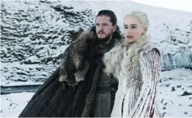 ??  ?? Kit Harington och Emilia Clarke som Jon Snow och Daenarys Targaryen i den sista säsongen av Game of thrones.