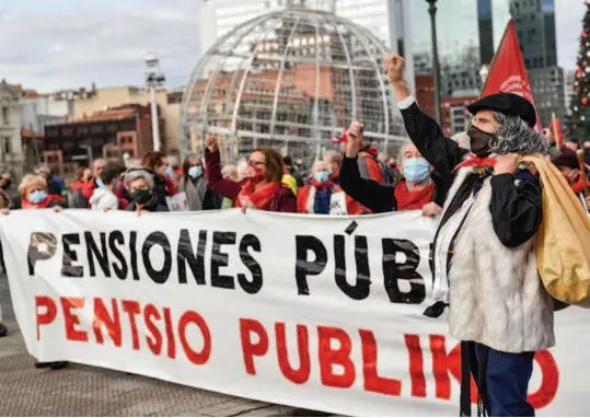  ??  ?? Manifestac­ión de protesta de los pensionist­as. Efe