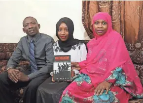  ?? PAT A. ROBINSON / MILWAUKEE JOURNAL SENTINEL ?? Zeynab Ali (center), 18, sits with her father, Osman Hassan, and mother, Isha Adan, in their north side home. Ali was born in a Kenyan refugee camp to parents who fled the Somali war.