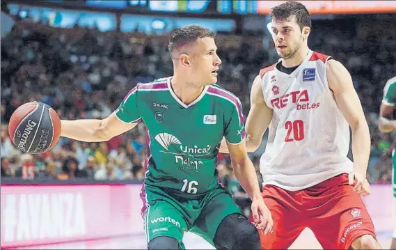  ?? FOTO: EFE ?? Otra derrota El escolta del Unicaja Nedovic, defendido por el alero del RETAbet Dejan Todorovic en el partido que acabó con triunfo local por 93-78