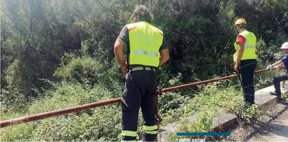  ?? (Rossellini/Ansa) ?? Le ricerche
I vigili del fuoco nei boschi di Caronia, nel Messinese, cercano il piccolo Gioele
I punti oscuri