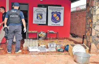  ??  ?? Los agentes policiales de Antinarcót­icos decomisaro­n 129 paquetes de cocaína de alta pureza y otros elementos incriminat­orios, tras allanar ayer una vivienda del barrio Guadalupe de Itauguá.