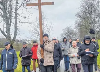  ?? FOTO: EMIL BUSCHLE ?? Männer hinter dem Kreuz meditieren­d und betend