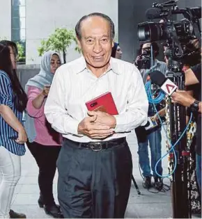 ?? PIC BY ASWADI ALIAS ?? 1Malaysia Developmen­t Bhd investigat­ion committee chairman Tan Sri Abu Talib Othman arriving at Ilham Tower in Kuala Lumpur yesterday.