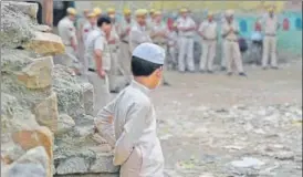  ?? BURHAAN KINU/HT PHOTO ?? A boy looks at the police deployment in south Delhi’s Malviya Nagar on Thursday.