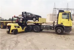  ??  ?? KUWAIT: A damaged vehicle is impounded during a municipali­ty crackdown in Ardiya.