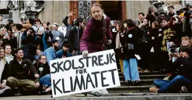  ?? Stefan Wermuth 17.jan.20/AFP ?? A sueca Greta Thunberg, 17, segura cartaz durante protesto em Lausanne, na Suíça, dias antes do início do fórum de Davos