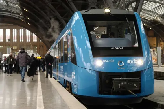  ?? (AFP) ?? A hydrogen-powered train ahead of its first ride between Leipzig and Grimma