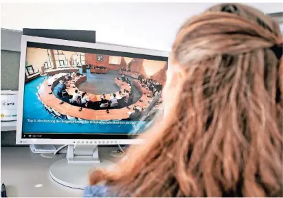  ?? FOTO: MATZERATH ?? Übertragun­g einer Ratssitzun­g im Internet. Das Foto stammt aus Monheim.