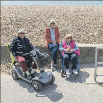  ?? Picture: Mike Cooter ?? ACCESS Rod Hall (80) with Jayne Harrison (74) and Joanna Hamilton (63) in front of the sea defences on Hayling Island beach