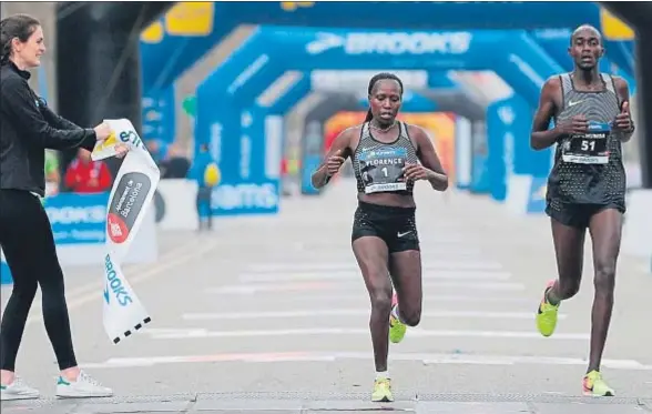  ?? ALEJANDRO GARCIA / EFE ?? Florence Kiplagat cruza primera por cuarta vez consecutiv­a la línea de meta de la eDrems Mitja Marató de Barcelona