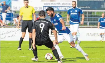  ?? FOTO: ELKE OBSER ?? Harun Toprak (rechts) sorgte für das Tor des Tages beim 1:0-Sieg des FV Ravensburg gegen den FC 08 Villingen (Damian Kaminski).