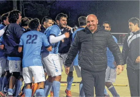  ?? FACUNDO MORALES-LA NUEVA. ?? Abrazos y sonrisas. El Nacional festejó en la Quinta ante su clásico rival la obtención de la corona de Primera caballeros.