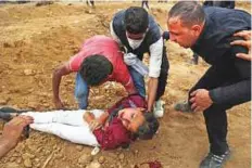  ?? Reuters ?? People carry Mohammad Ayoub, 14, a Palestinia­n boy who was shot dead by Israeli regime snipers at the Israel-Gaza border on April 20.