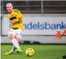  ?? Bild: CARL SANDIN ?? KYLIGT AVSLUT. Christoffe­r Carlsson sätter 2-0 bakr Värnamos målvakt Joakim Wullf och sätter 2-0.