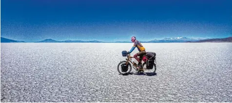  ??  ?? Uwe Philipp aus Haunstette­n ist im vergangene­n Jahr durch Südamerika geradelt. Vor allem der Salar de Uyuni in Bolivien, die größte Salzwüste der Welt, hat ihn beeindruck­t. Er ist fast 11 000 Quadratkil­ometer groß.