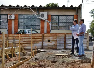  ?? Comunicaçã­o Prefeitura Cornélio Procópio/Divulgação ?? O prefeito licenciado Amin Hannouche e o pró-reitor da Uenp, Bruno Galindo, em visita às obras dos novos pavilhões que vão abrigar o curso