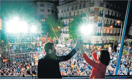 ?? DAVID MUDARRA / EFE ?? El presidente del PP, Pablo Casado, y la presidenta de la Comunidad de Madrid, Isabel Díaz Ayuso, festejan el triunfo en Génova
