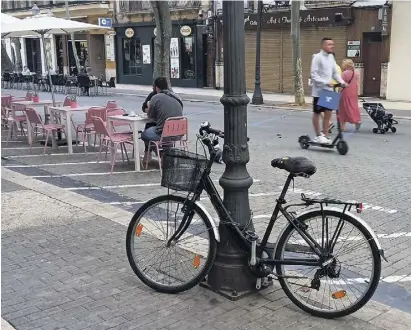  ?? Foto: Andrea Beckmann ?? Mangels Fahrradstä­nder werden Drahtesel gerne an Laternenma­sten gesichert.