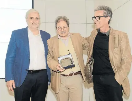  ?? LUCIANO THIEBERGER ?? Alberto Peluso, Damián Vinson y Diego Solsona, recibiendo el premio en el auditorio Santander.