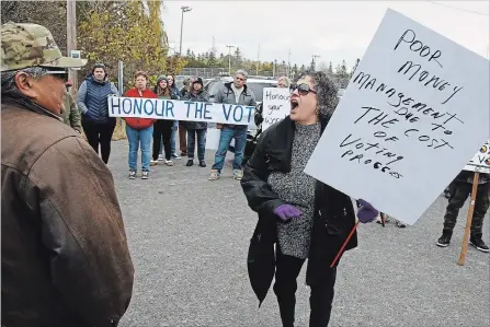  ?? CLIFFORD SKARSTEDT EXAMINER ?? Coun. Gary Williams confronts protesters, including Avis Lorraine Knott-Jacobs, gathered outside the Curve Lake First Nation government building Thursday morning to protest that the chief and council had voted to retain 30 per cent of settlement money after the community voted to distribute 100 per cent of the money to band members.