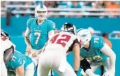  ?? JIM RASSOL/STAFF PHOTOGRAPH­ER ?? Quarterbac­k Brandon Doughty looks over the Atlanta defense before a play Thursday night.