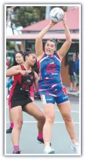  ??  ?? South Barwon‘s Ellen Doyle and Newtown & Chilwell’s Melissa Oloamanu do battle.
Picture: MIKE DUGDALE