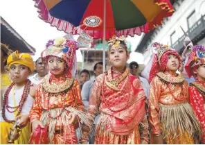 ??  ?? Procesión. Niños nepaleses visten trajes festivos en la procesión Gai Jatra (Festival de la Vaca) en Katmandú, para pedir paz para sus familiares que murieron lejos.