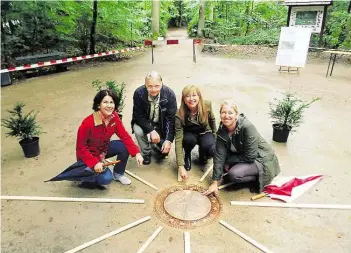  ?? BILD: FREUNDE DES EVERSTEN HOLZES ?? Zm Zentrum des Wegesterns: Zu offizielle­n Übergabe trafen sich (von links) Ursula Warnke, Dieter Börner, Stephanie Zpke und Trixi Stalling.