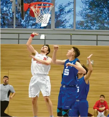  ?? Foto: Daniel Worsch ?? Nichts zu holen: Thomas Slowik (links), hier im Spiel gegen Donauwörth, erzielte zehn Punkte für den TSV Neuburg. Seine Mannschaft verlor gegen den SSV Schrobenha­usen II aber deutlich.