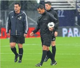  ?? Fernando massobrio ?? el árbitro Tello recorre el campo de juego