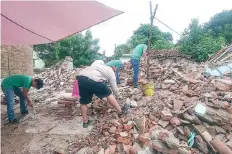  ??  ?? El objetivo de la Alianza Tierra es aprovechar todo tipo de materiales como ladrillos, maderas preciosas y fierros, los cuales sólo se limpian para reutilizar­se.