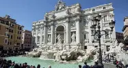  ??  ?? Fontana di Trevi Nella foto il monumento al centro di Roma