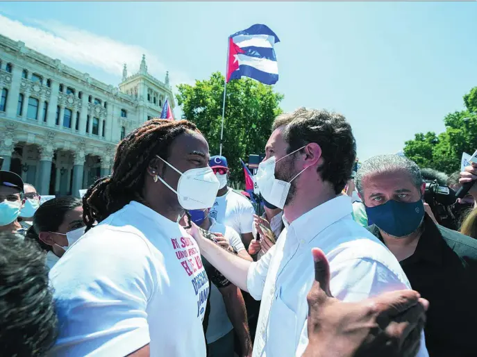  ?? DAVID MUDARRA ?? Pablo Casado, saluda ayer en Madrid al cantante Yotuel en una marcha a favor de la libertad en Cuba