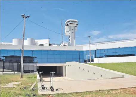  ?? ?? Vista del espigón norte del aeropuerto que fue mejorado por EISA. La obra tuvo cuestionam­ientos por retrasos y sobrecosto­s.