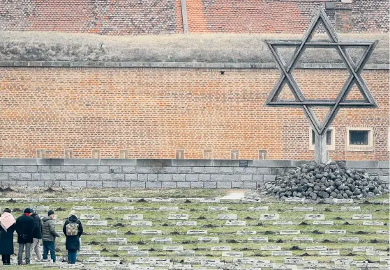  ??  ?? Am 27. Jänner 1945 wurde Auschwitz befreit. In Theresiens­tadt – hier im Bild – sollte es noch bis in den Mai 1945 dauern.