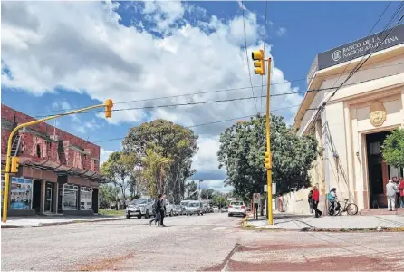  ?? FOTOS: PRENSA VILLARINO Y ARCHIVO LA NUEVA. ?? EN PEDRO Luro, actualment­e los colectivos de larga distancia se detienen en una estación de servicio en el acceso a Luro.