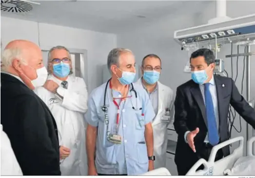  ?? JAVIER ALONSO ?? El presidente de la Junta, Juanma Moreno, ayer, en el Hospital de Torrecárde­nas de Almería, junto al consejero Aguirre y personal y directivos del centro.