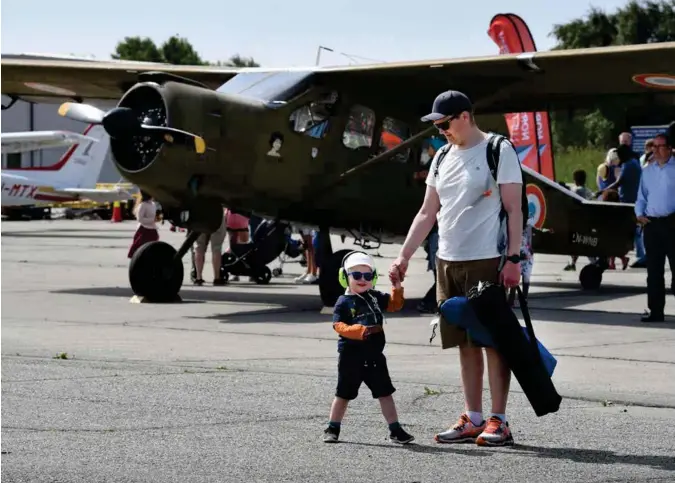  ??  ?? Henrik Stamnes Fredriksen og pappa Carl-Henrik Fredriksen er klare for flyshow. Lyden av gamle propellar gjer det lurt å beskytte små barneøyrer.