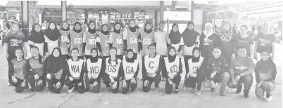  ??  ?? KOLEJ Vokasional Sandakan (berdiri) bersama pasukan SMK Elopura II yang bertemu di final bola jaring B18 MSSD Sandakan. KVS menang 12 – 9.