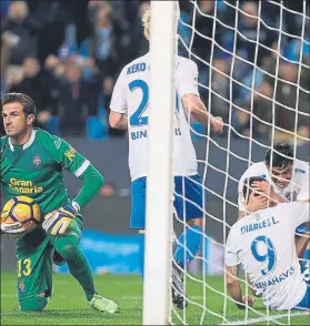  ?? FOTO: EFE ?? El Chory Castro felicita a Charles tras marcar el brasileño el segundo gol del Málaga