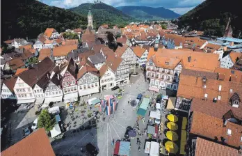  ?? FOTO: KURVERWALT­UNG BAD URACH ?? Wer an einen Städtetrip denkt, denkt vielleicht nicht zuerst an Bad Urach (im Bild) oder andere Städte auf der Schwäbisch­en Alb. Einen Besuch sind sie aber wert, findet der Schwäbisch­e Alb Tourismus.