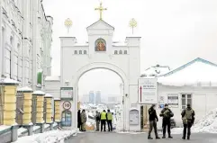  ?? —REUTERS ?? UNDER SUSPICION Ukrainian law enforcemen­t officers stand next to an entrance to the Kyiv Pechersk Lavra monastery compound on Tuesday.