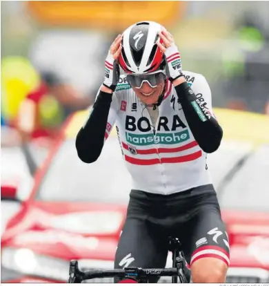  ?? GUILLAUME HORCAJUELO / EFE ?? El austríaco Patrick Konrad apenas puede asimilar que acaba de ganar su primera etapa en un Tour.