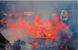  ??  ?? El fuego avanzó más de 100 kilómetros en menos de 48 horas.