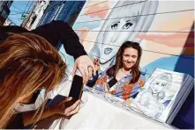  ?? Santiago Mejia/The Chronicle ?? San Francisco artist Natalie Gabriel, who sold prints of the mural, says North Beach honors plenty of men but few women.