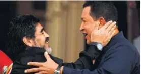  ?? /FERNANDO LLANO ?? Diego Armando Maradona y Hugo Chávez eran un amor. Ahora se le ofreció a MaduroAP