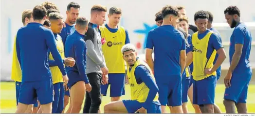  ?? XAVIER FONTCUBERT­A / EFE ?? Los futbolista­s del Barcelona dialogan en un momento del entrenamie­nto realizado ayer por la mañana en la ciudad deportiva.