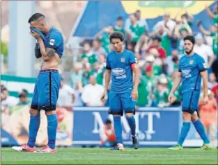  ??  ?? TRISTEZA. Los jugadores del Fuenlabrad­a se lamentan por no levantar la eliminator­ia.